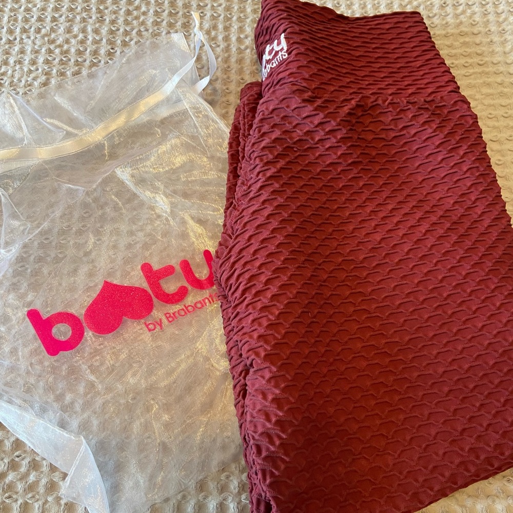 Crimson red booty by Brabants cropped leggings